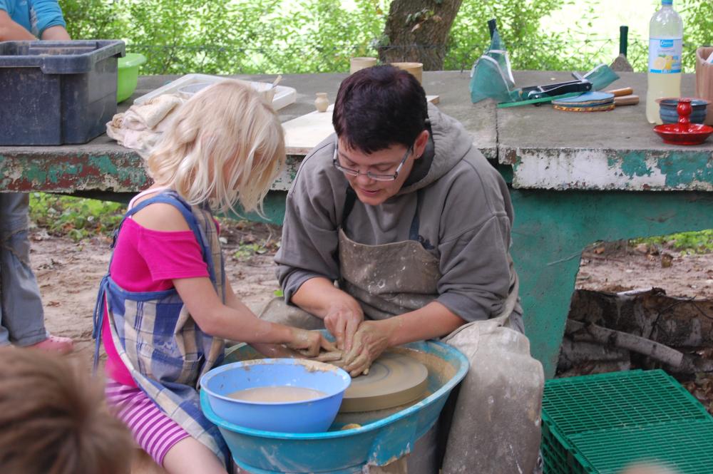 Iris Thees beim töpfern mit den Kindern