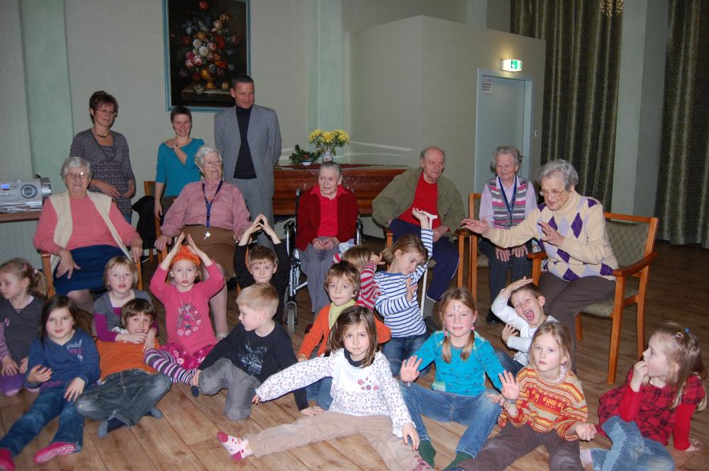 Dr. Christian Eisbrecher vom Lions Club Schwerin - Fürst Niklot (r.o.) erfreute die Senioren und Kinder mit einer Spende für ihr Tanzprojekt